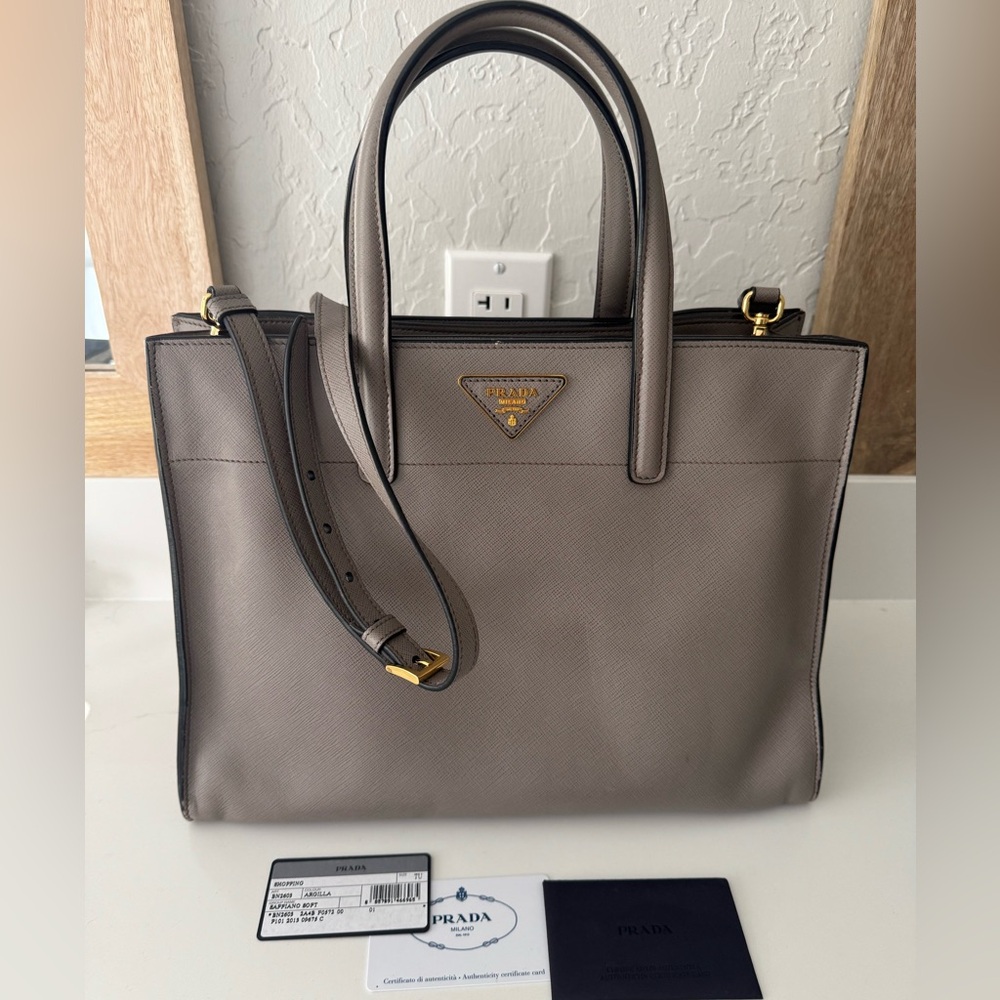 Saffiano Medium Galleria Double Zip Tote in ARGILLA